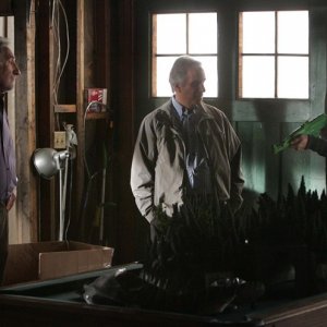 Un momento della puntata Old Soldiers della sesta stagione di Numb3rs con Judd Hirsch, la guest star Henry Winkler e Rob Morrow