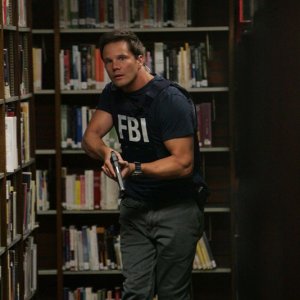 Una scena dell'episodio Old Soldiers di Numb3rs con l'Agente Colby Granger (Dylan Bruno)