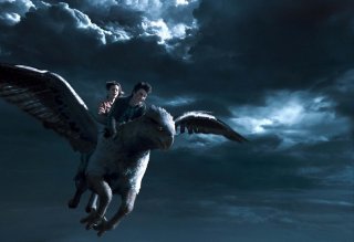 Emma Watson e Daniel Radcliffe cavalcano Fierobecco in una scena di Harry Potter e il prigioniero di Azkaban
