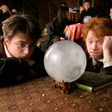 Harry (Daniel Radcliffe) e Ron (Rupert Grint) fissano la sfera di cristallo a Divinazione nel film Harry Potter e il Prigioniero di Azkaban