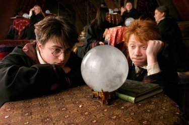 Harry (Daniel Radcliffe) e Ron (Rupert Grint) fissano la sfera di cristallo a Divinazione nel film Harry Potter e il Prigioniero di Azkaban