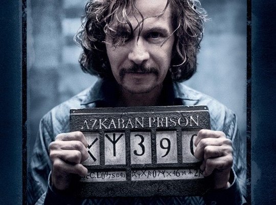 Un character poster del ricercato Sirius Black (Gary Oldman) per il
