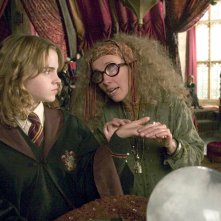 Ermione (Emma Watson) e la Prof. Cooman (Emma Thompson) nell'aula di Divinazione nel film Harry Potter e il Prigioniero di Azkaban