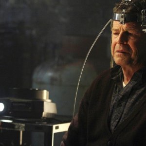 Fringe: John Noble in una scena dell'episodio Grey Matters