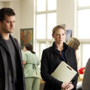 Fringe: Joshua Jackson ed Anna Torv in una scena dell'episodio Grey Matters