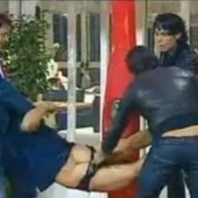 Grande Fratello 10: Marco Mosca con il sedere di fuori in un filmato mostrato dalla Gialappa