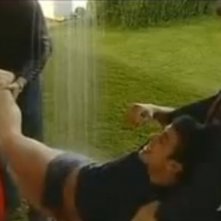 Grande Fratello 10: Marco Mosca trascinato di peso sotto la doccia in un filmato mostrato dalla Gialappa