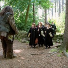 Hagrid (Robbie Coltrane) a lezione coi Grifondoro e i Serpeverde