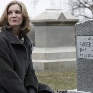 Joan Allen in una scena del film Hachiko