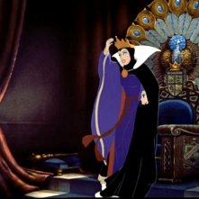 La regina in una scena del film d'animazione Biancaneve e i sette nani ( 1937 )