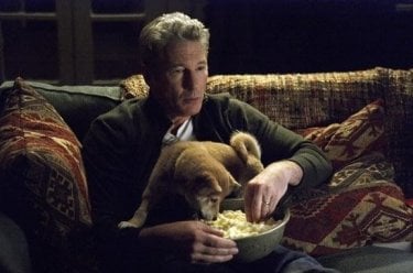 Richard Gere con il cane Hachi in un'immagine del film Hachiko