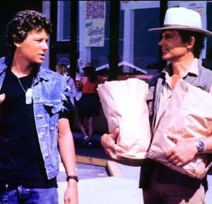Terence Hill accanto a suo figlio Ross in una sequenza del film Renegade - un osso troppo duro