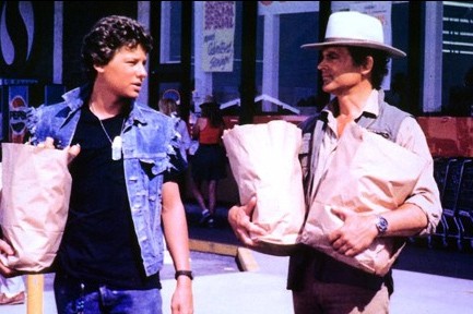Terence Hill accanto a suo figlio Ross in una sequenza del film Renegade - un osso troppo duro