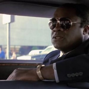 Yaphet Kotto è l'agente FBI Alonso Mosely nel film prima di mezzanotte