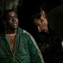 Deon Richmonde e Joel Moore in una scena dell'horror Hatchet