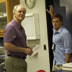Dexter: Michael C. Hall e John Lithgow nell'episodio The Getaway