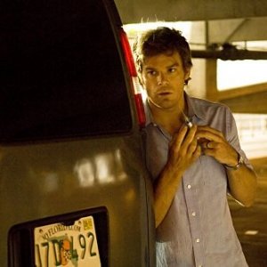 Dexter: Michael C. Hall in agguato nell'episodio The Getaway