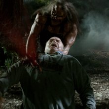 Kane Hodder e Richard Riehle in una scena dell'horror Hatchet