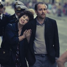 Stefania Sandrelli e Valerio Mastandrea in una scena de La prima cosa bella