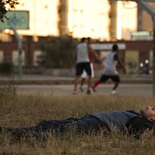 Valerio Mastandrea in una scena del film La prima cosa bella