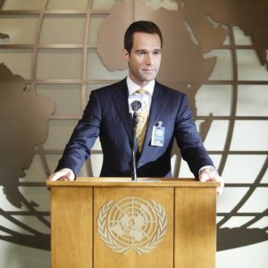 24: Chris Diamantopoulos in una scena della stagione 8