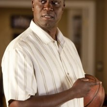 Andre Braugher in una scena della serie Men of a Certain Age