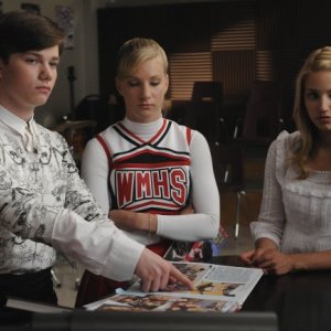 Glee: Chris Colfer, Heather Morris e Dianna Agron in una scena dell'episodio Mattress