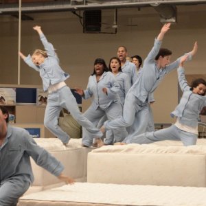 Glee: una scena di gruppo dell'episodio Mattress