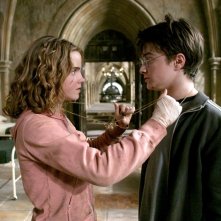 Hermione (Emma Watson) e Harry (Daniel Radcliffe) usano la giratempo per salvare Fierobecco