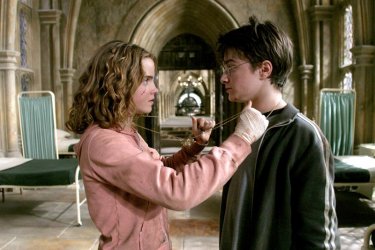 Hermione (Emma Watson) e Harry (Daniel Radcliffe) usano la giratempo per salvare Fierobecco