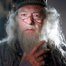 Il preside Albus Silente (Michael Gambon) in un'immagine promo in primo piano per Harry Potter e il Prigioniero di Azkaban