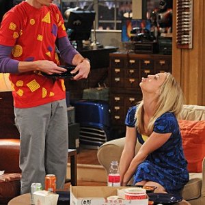 Jim Parsons e Kaley Cuoco in una scena dell'episodio The Gorilla Experiment di The Big Bang Theory