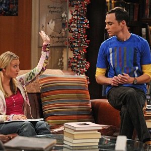 Jim Parsons e Kaley Cuoco nell'episodio The Gorilla Experiment di The Big Bang Theory