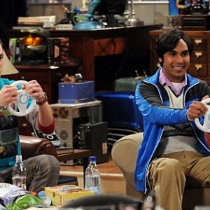 Jim Parsons e Kunal Nayyar nell'episodio The Gorilla Experiment di The Big Bang Theory