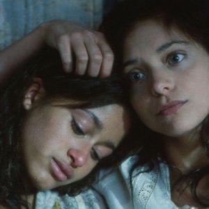Olympe Borval e Lizzie Brocheré in una scena del film Il canto delle spose