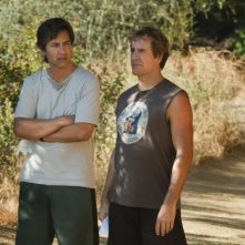 Ray Romano e Scott Bakula in una scena della serie Men of a Certain Age