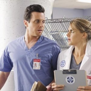 Scrubs: Eliza Coupe e Michael Mosley in una scena dell'episodio Our Mysteries