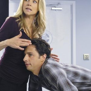 Scrubs: Sarah Chalke e Zach Braff nell'episodio Our First Day of School