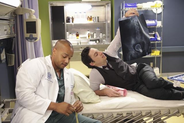Scrubs: Zach Braff e Donald Faison in una scena dell'episodio Our Mysteries