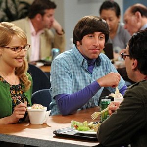 Simon Helberg, Melissa Rauch e Kaley Cuoco nell'episodio The Gorilla Experiment di The Big Bang Theory