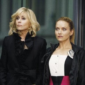 Ugly Betty: Judith Light e Becki Newton in una scena dell'episodio Level (7) with Me