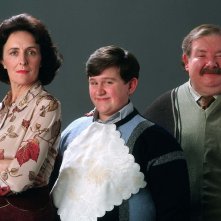 Una foto promo della famiglia Dursley: Fiona Shaw, Harry Melling e Richard Griffiths per Harry Potter e il Prigioniero di Azkaban