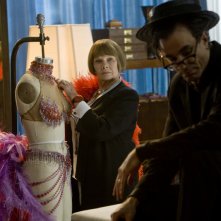 Daniel Day-Lewis e Judi Dench in una sequenza del musical Nine