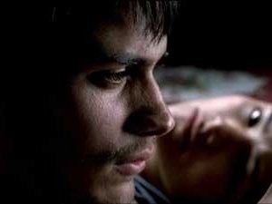 Gael Garcia Bernal in una sequenza del dramma Amores Perros