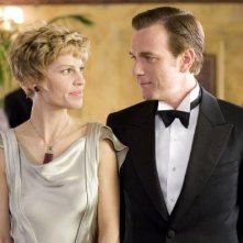 Hilary Swank e Ewan McGregor in una scena del film Amelia