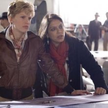 Hilary Swank e la regista Mira Nair nel biopic Amelia