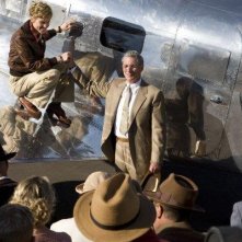 Hilary Swank e Richard Gere in una scena del film Amelia