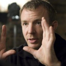 Il regista Guy Ritchie si concentra sul set del suo film Sherlock Holmes