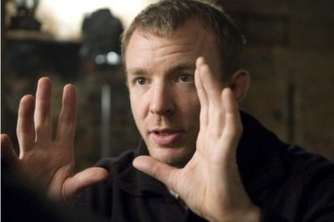 Il regista Guy Ritchie si concentra sul set del suo film Sherlock Holmes