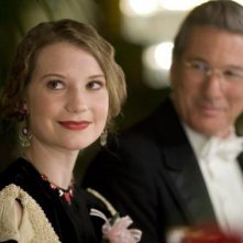Mia Wasikowska con Richard Gere in una scena del biopic Amelia